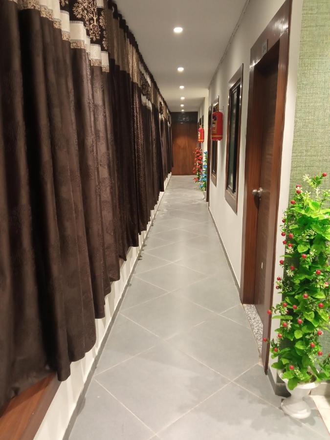 Hotel Mansarovar,Vadodara Zewnętrze zdjęcie