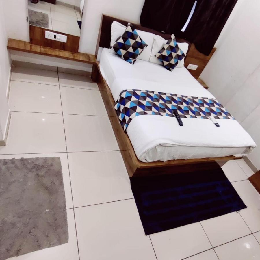 Hotel Mansarovar,Vadodara Zewnętrze zdjęcie