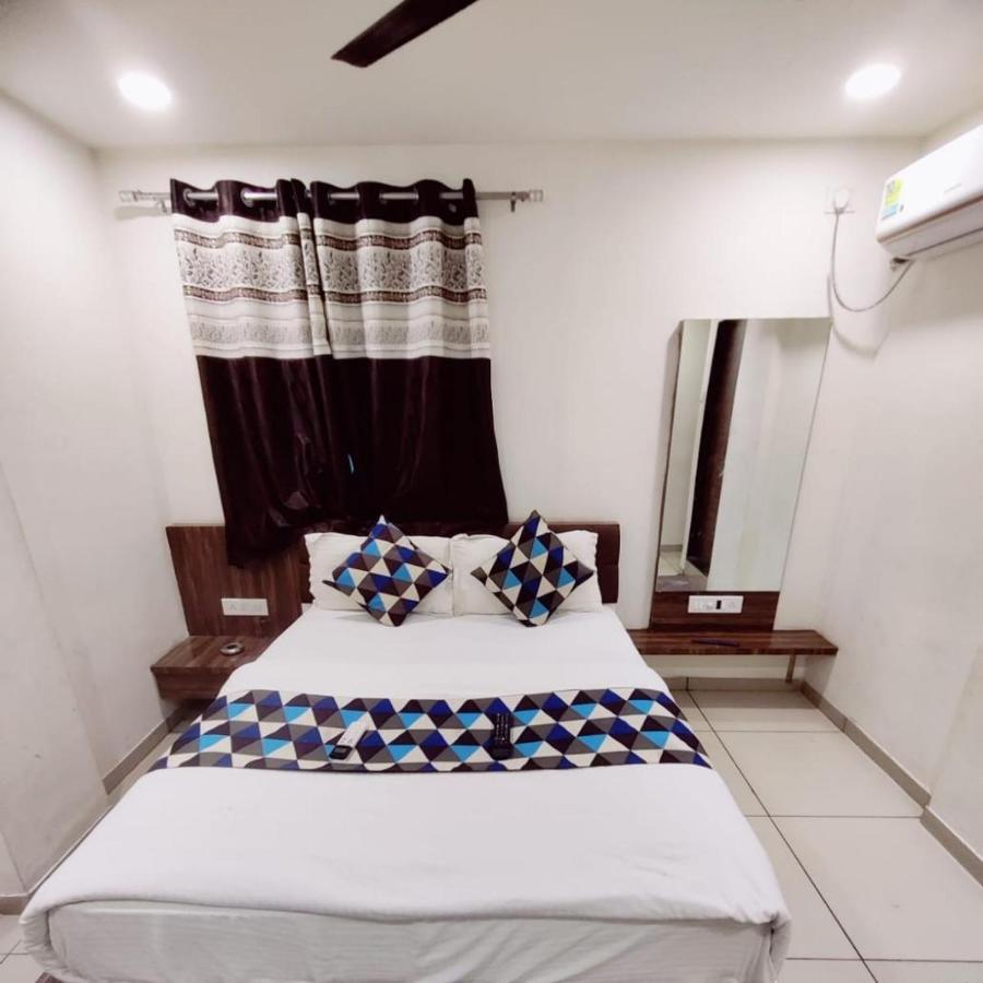 Hotel Mansarovar,Vadodara Zewnętrze zdjęcie
