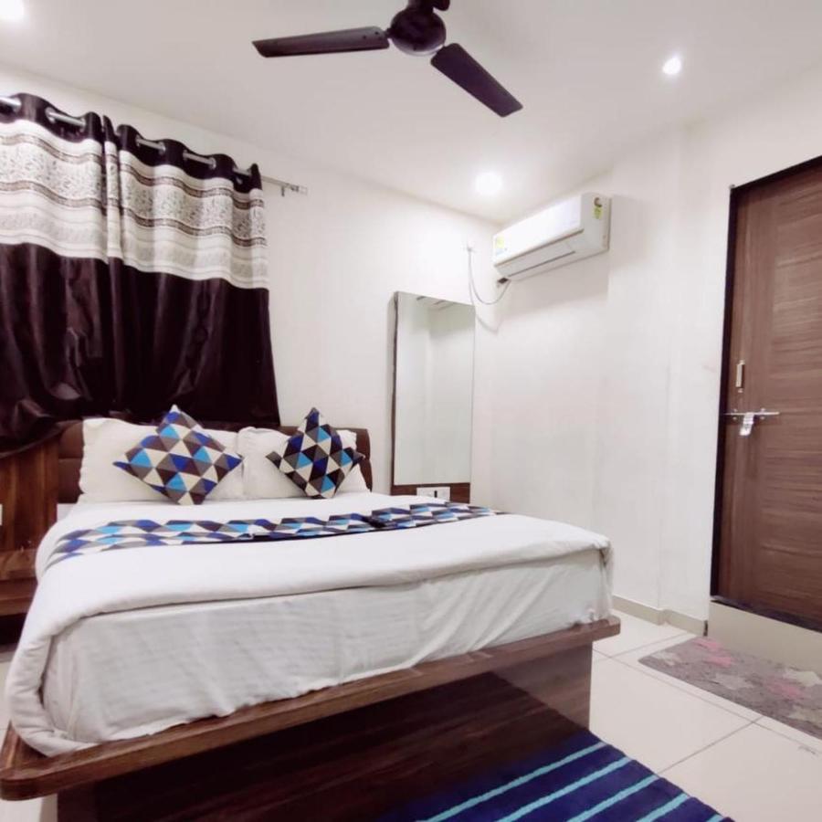 Hotel Mansarovar,Vadodara Zewnętrze zdjęcie