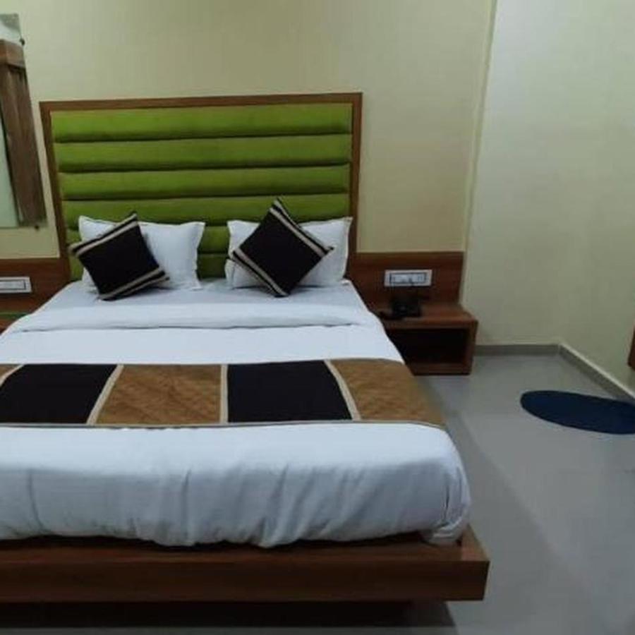 Hotel Mansarovar,Vadodara Zewnętrze zdjęcie