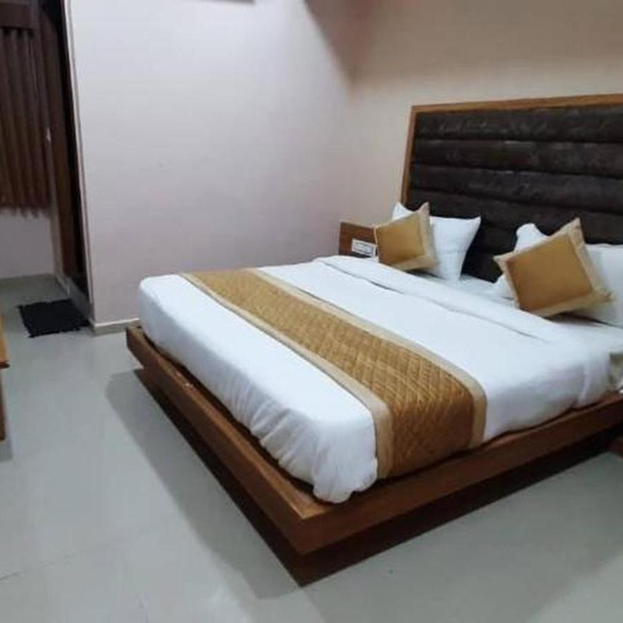 Hotel Mansarovar,Vadodara Zewnętrze zdjęcie
