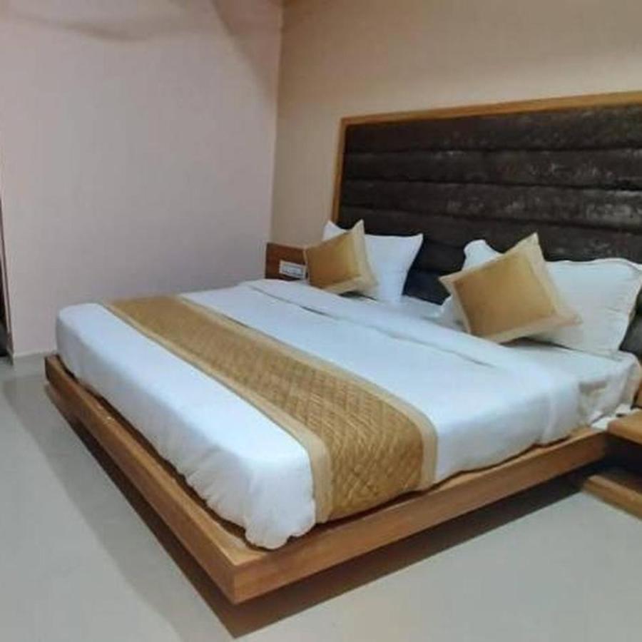 Hotel Mansarovar,Vadodara Zewnętrze zdjęcie