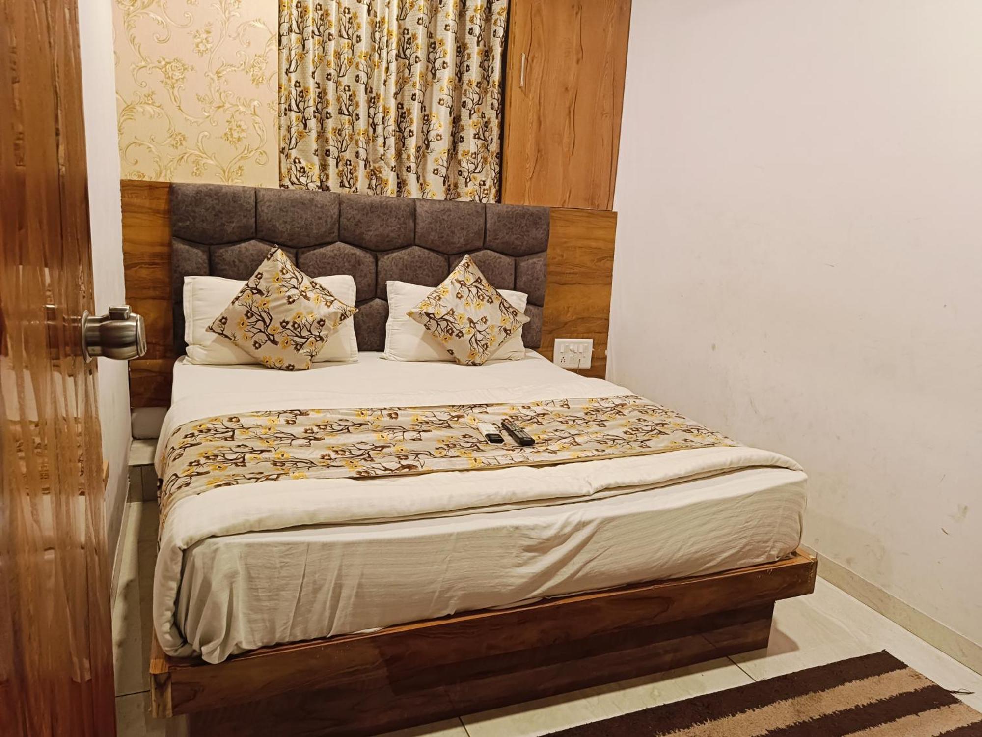 Hotel Mansarovar,Vadodara Zewnętrze zdjęcie