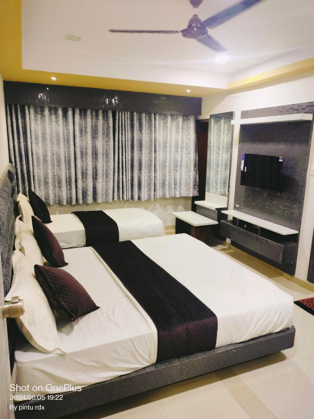 Hotel Mansarovar,Vadodara Zewnętrze zdjęcie
